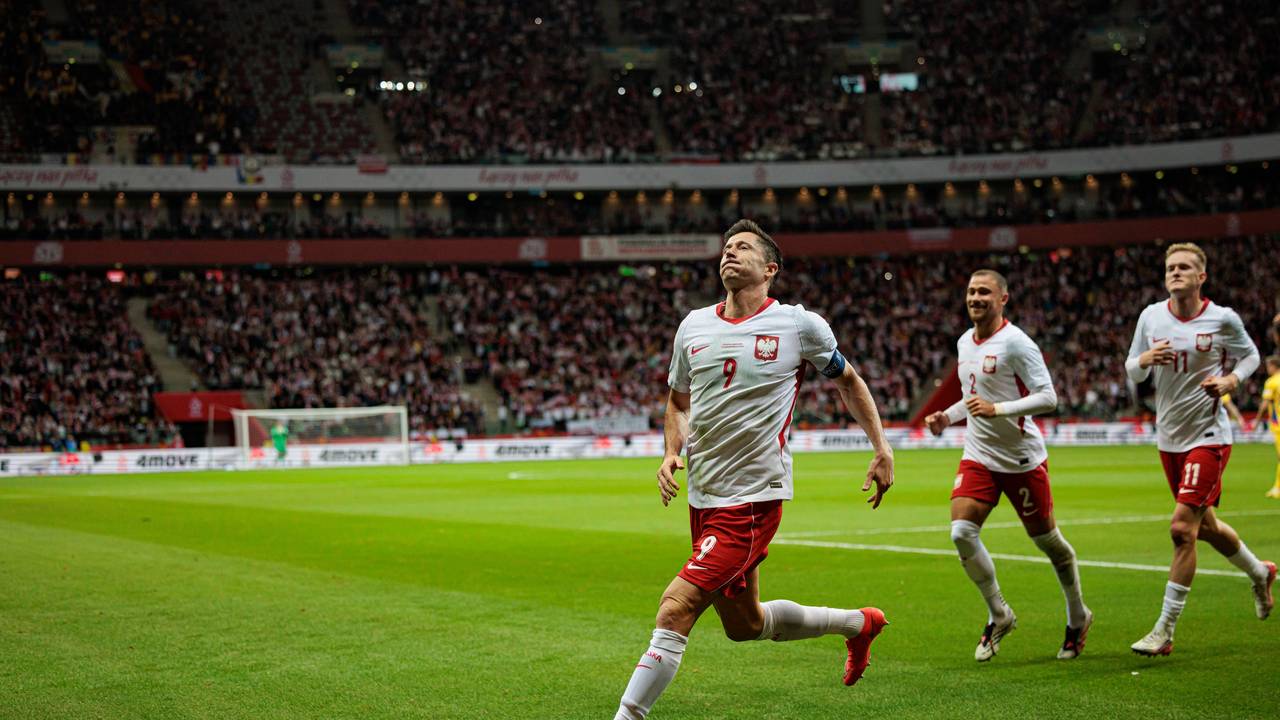 Robert Lewandowski jubelt nach seinem verwandelten Elfmeter, seine Teamkollegen kommen hinter ihm her.
