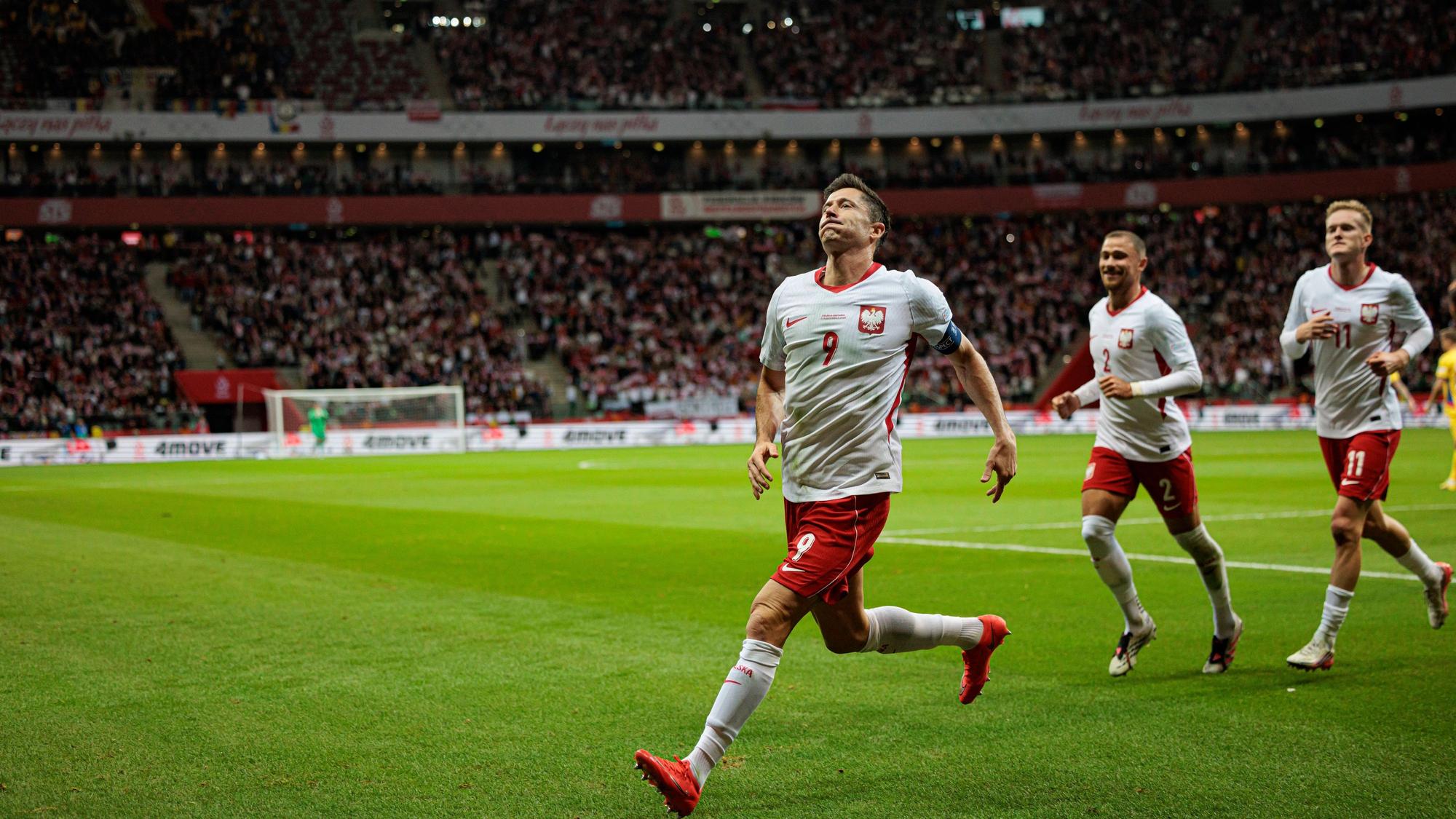 Robert Lewandowski jubelt nach seinem verwandelten Elfmeter, seine Teamkollegen kommen hinter ihm her.