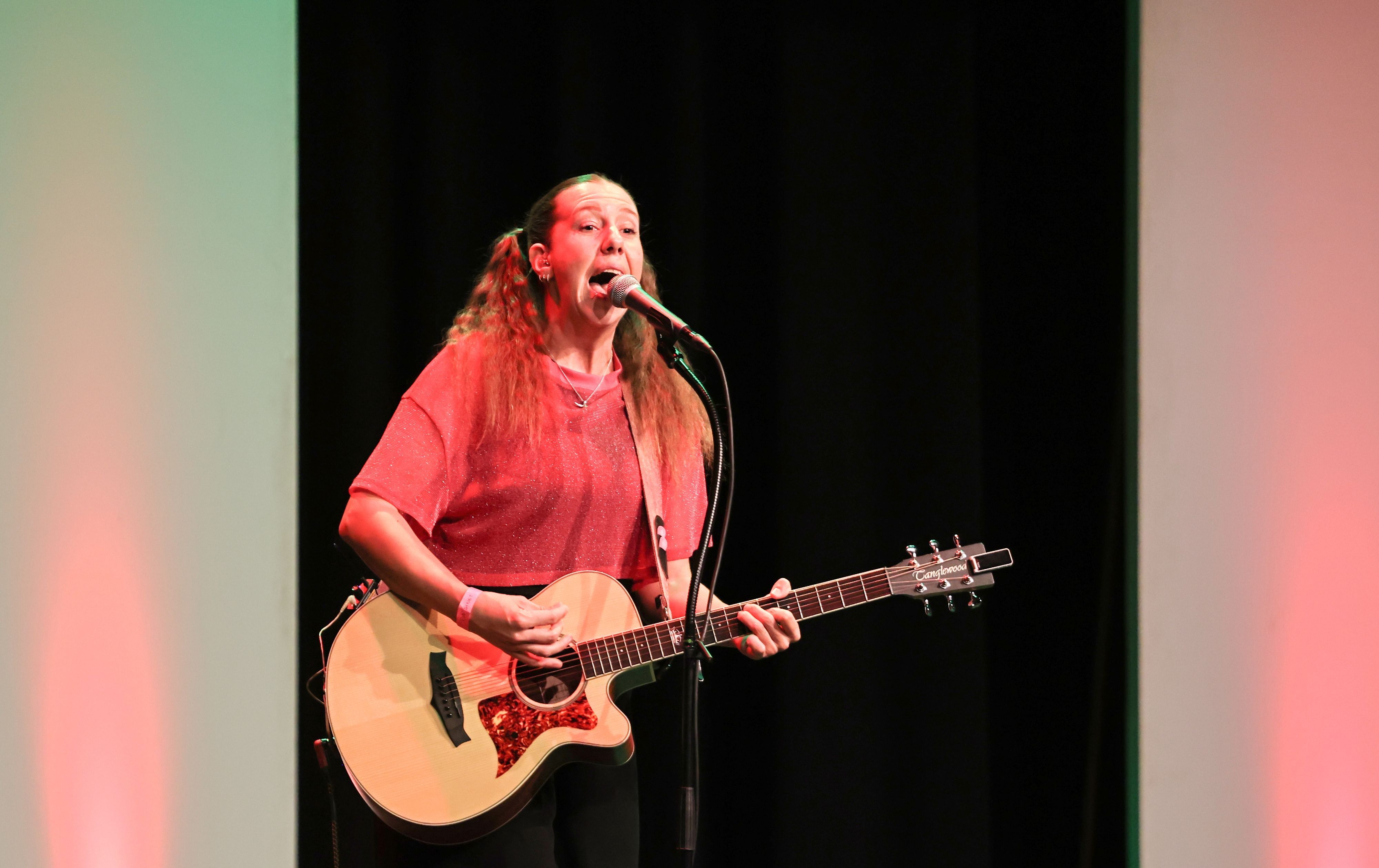 Eva Petzenhauser alias „Eva singt“ beim Auftritt auf der Bühne.