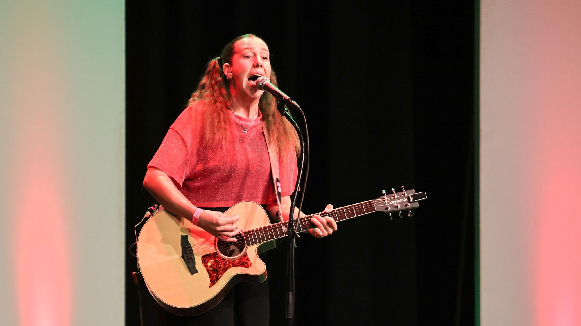 Eva Petzenhauser alias „Eva singt“ beim Auftritt auf der Bühne.
