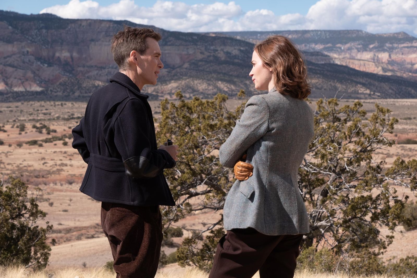 Kitty Oppenheimer (Emily Blunt) war selbst Wissenschaftlerin, Biologin und Botanikerin. Sie begegnet ihrem Mann (Cillian Murphy) auf intelektueller Augenhöhe. (Bild: 2023 Universal Studios)