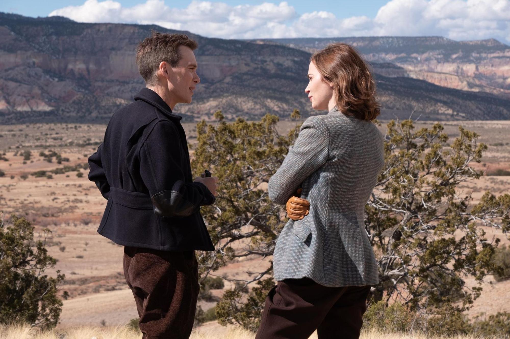 Kitty Oppenheimer (Emily Blunt) war selbst Wissenschaftlerin, Biologin und Botanikerin. Sie begegnet ihrem Mann (Cillian Murphy) auf intelektueller Augenhöhe. (Bild: 2023 Universal Studios)