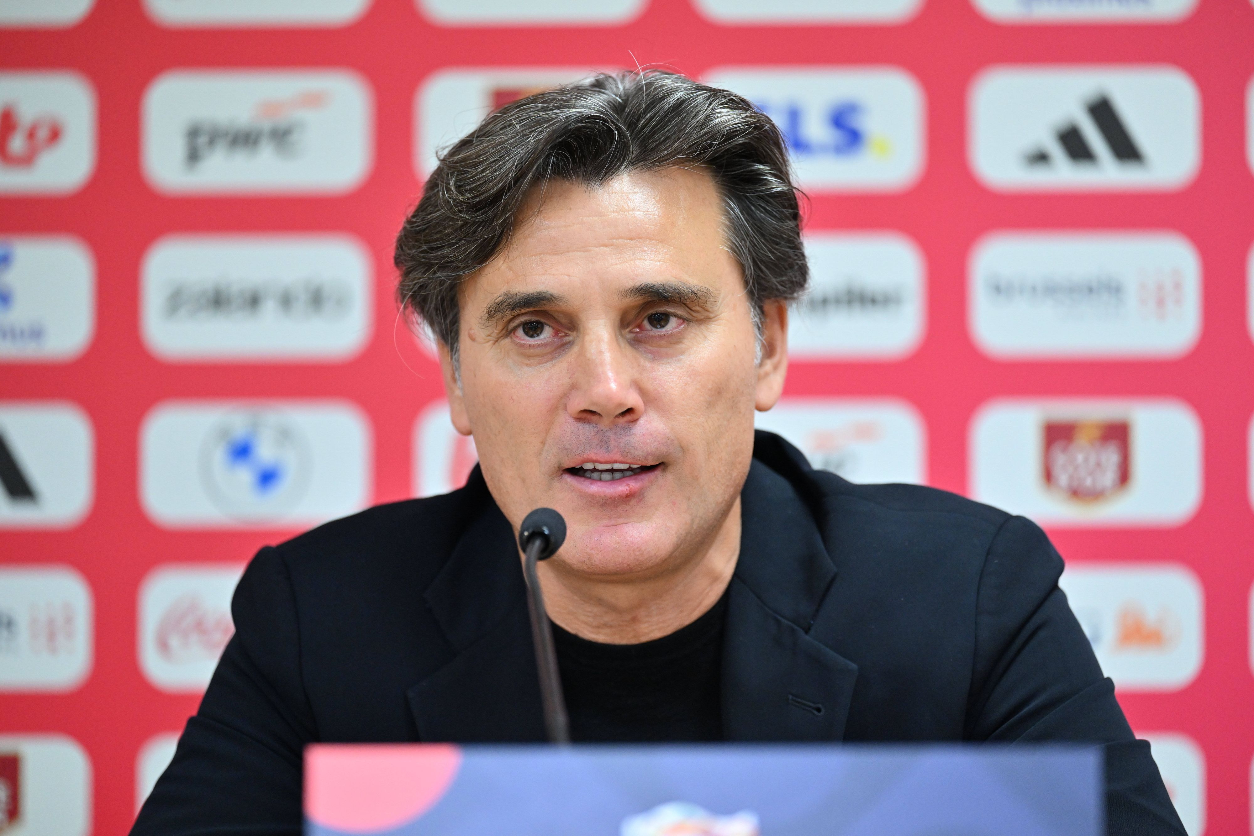 Vincenzo Montella spricht in ein Mikrofon