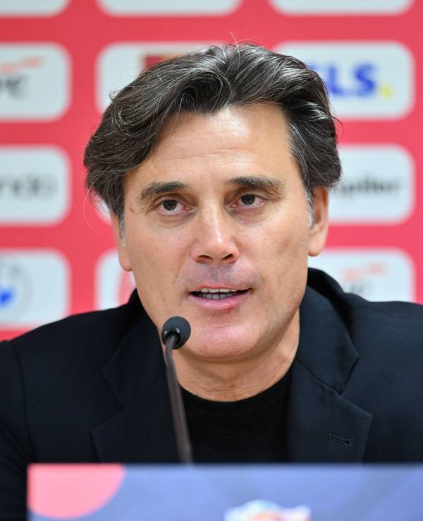 Vincenzo Montella spricht in ein Mikrofon