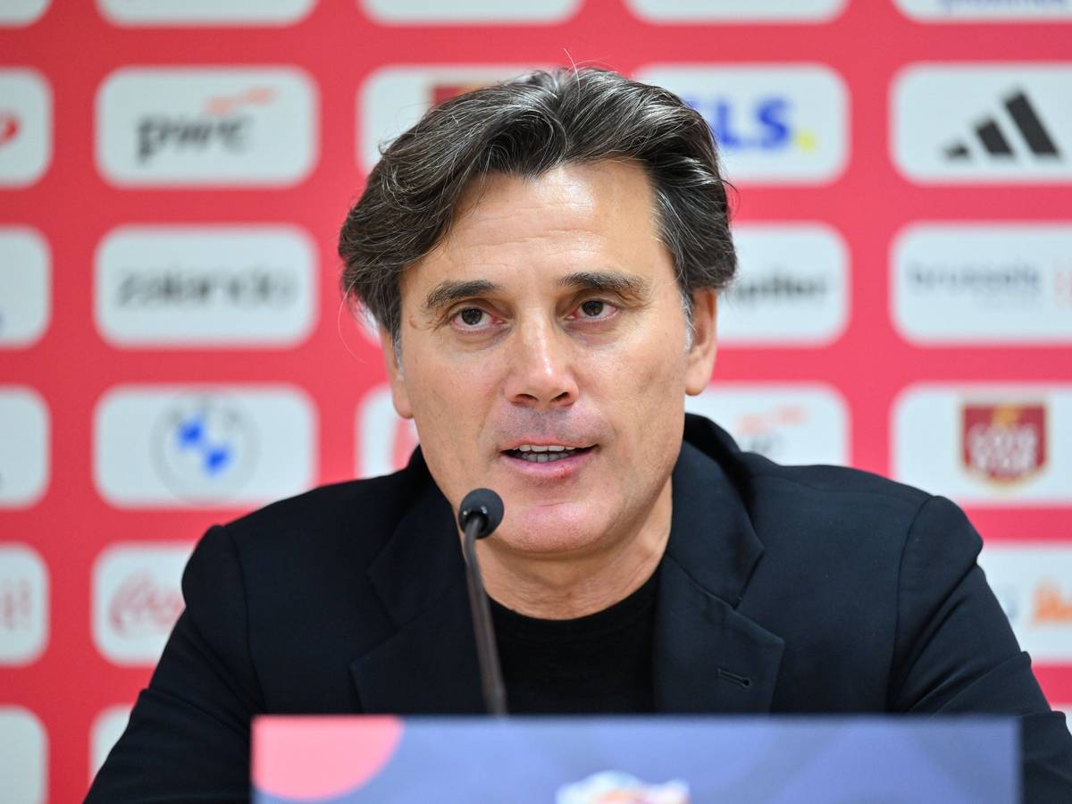 Vincenzo Montella spricht in ein Mikrofon