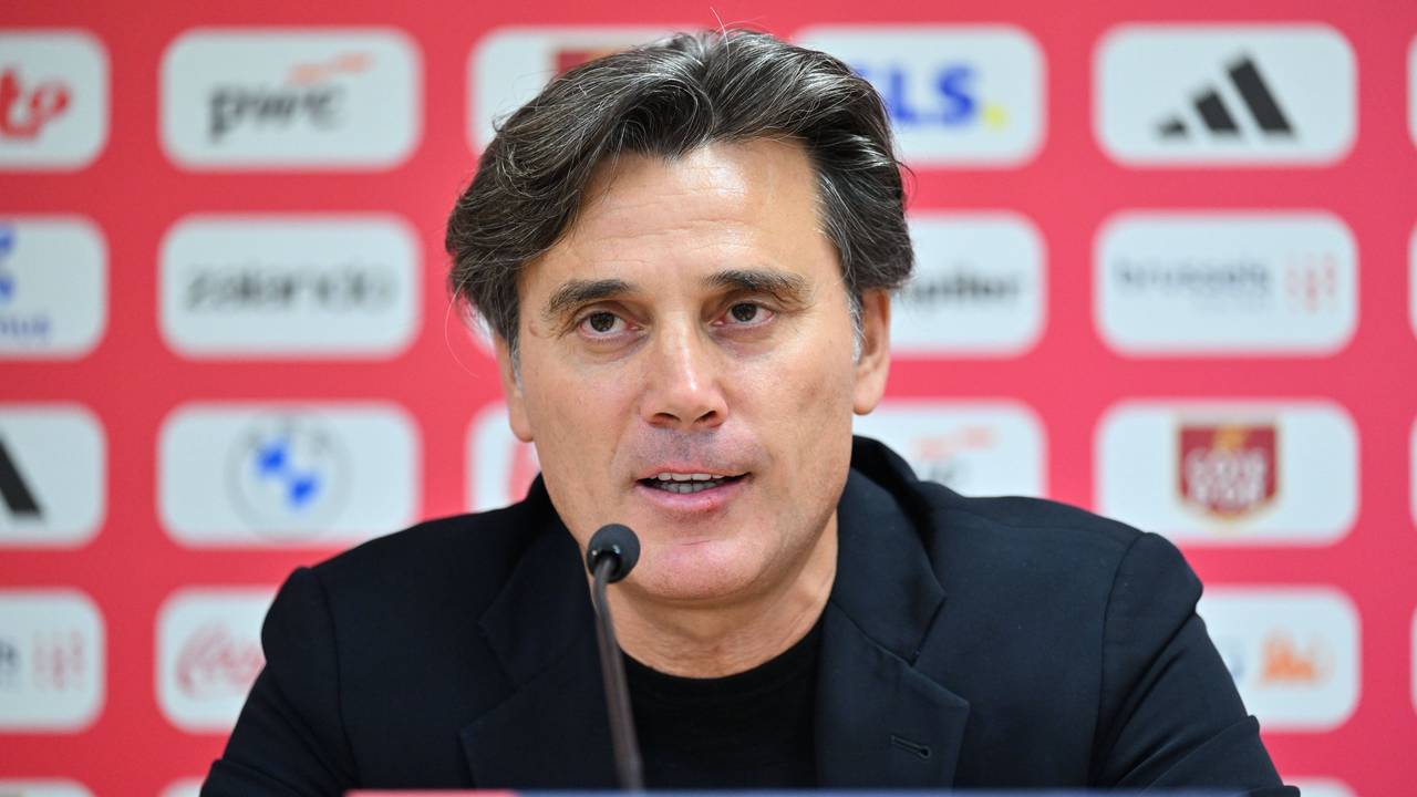 Vincenzo Montella spricht in ein Mikrofon