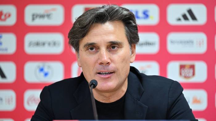 Vincenzo Montella spricht in ein Mikrofon
