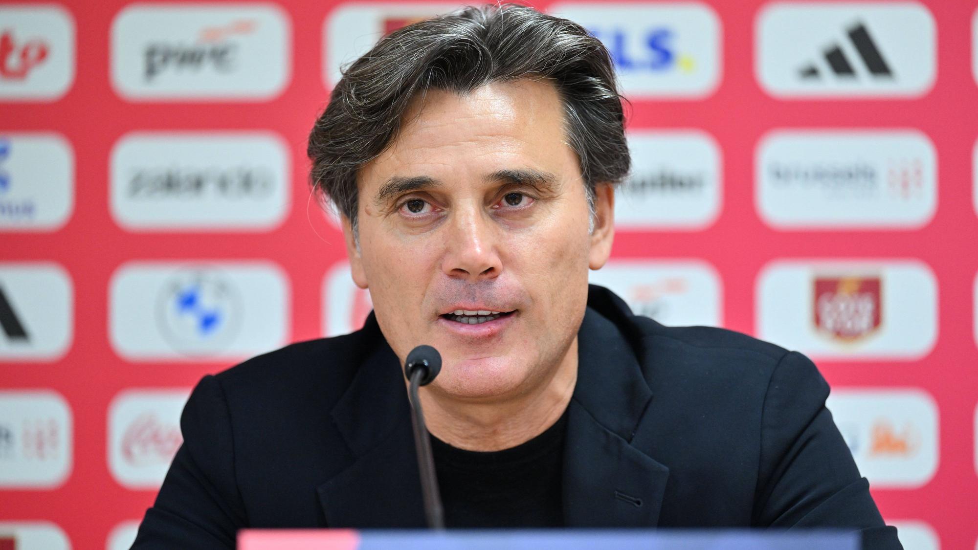 Vincenzo Montella spricht in ein Mikrofon