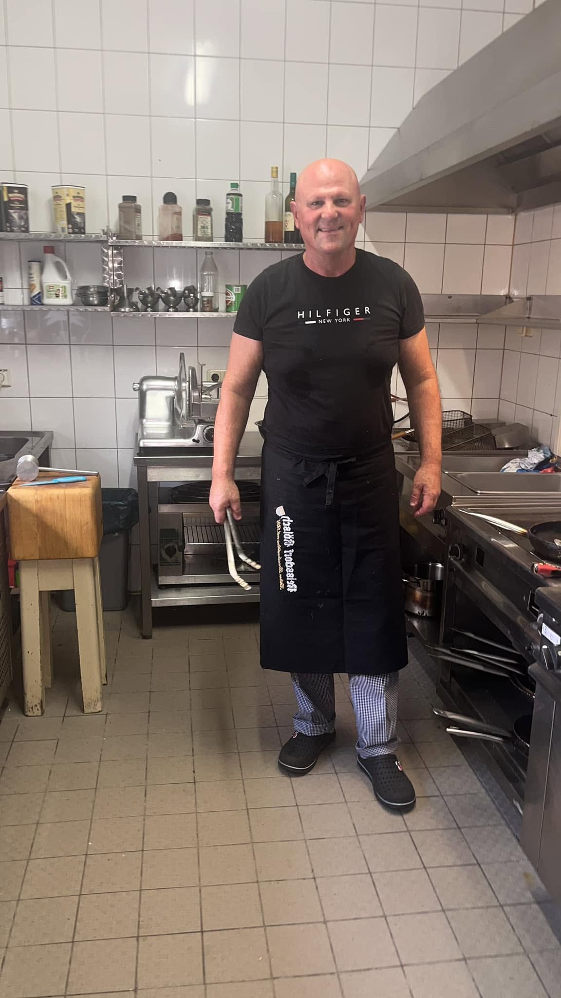 Dragan Grubisic steht in der Küche.