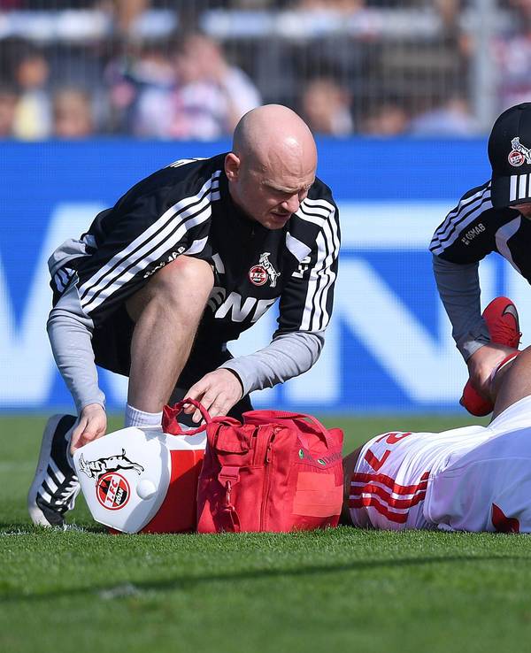 Thijs Dallinga (1. FC Köln) verletzt am Boden: Zwei Betreuer kümmerten sich im Sportpark Höhenberg um ihn und kontrollierten sofort das Knie.