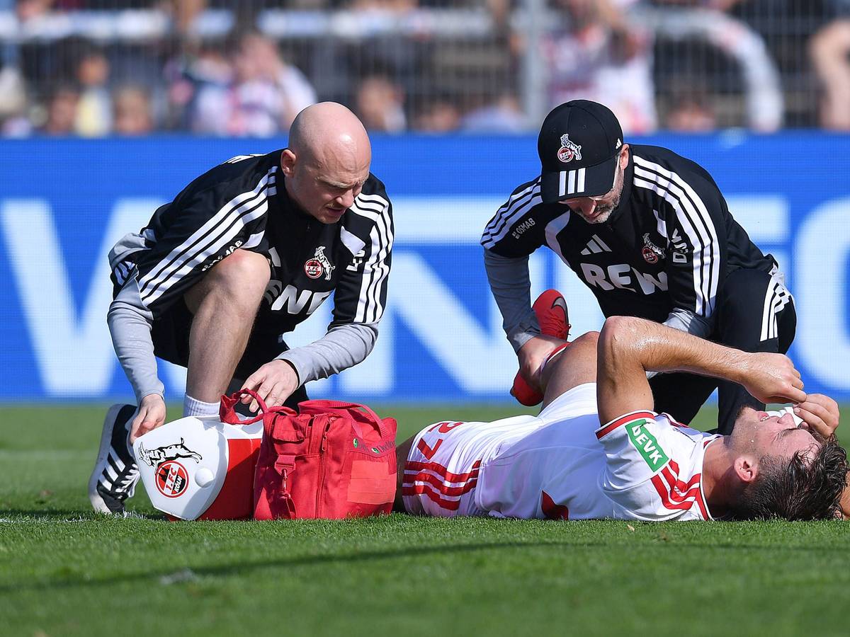 Thijs Dallinga (1. FC Köln) verletzt am Boden: Zwei Betreuer kümmerten sich im Sportpark Höhenberg um ihn und kontrollierten sofort das Knie.