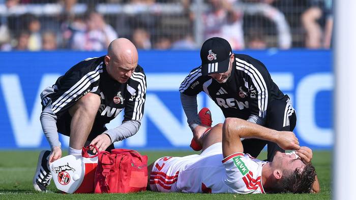 Thijs Dallinga (1. FC Köln) verletzt am Boden: Zwei Betreuer kümmerten sich im Sportpark Höhenberg um ihn und kontrollierten sofort das Knie.