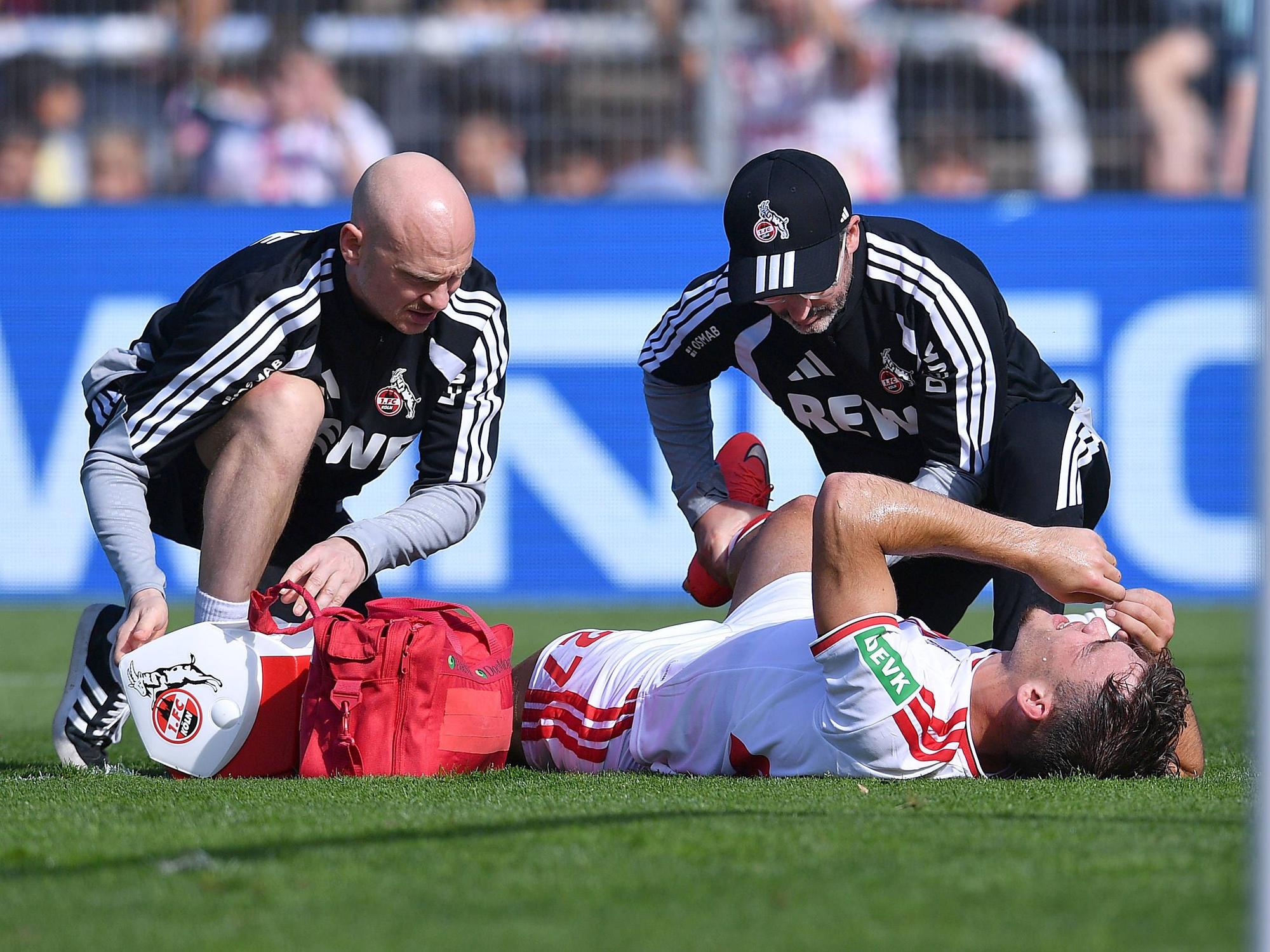 Thijs Dallinga (1. FC Köln) verletzt am Boden: Zwei Betreuer kümmerten sich im Sportpark Höhenberg um ihn und kontrollierten sofort das Knie.