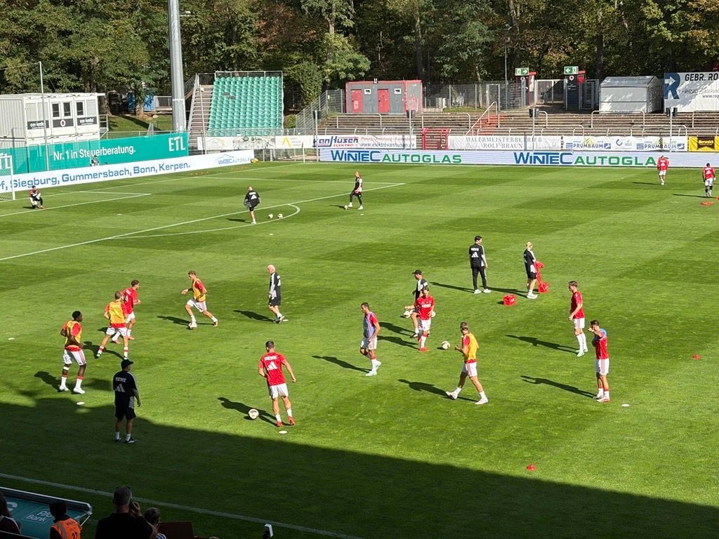 Die FC-Profis machen sich im Sportpark Höhenberg warm.