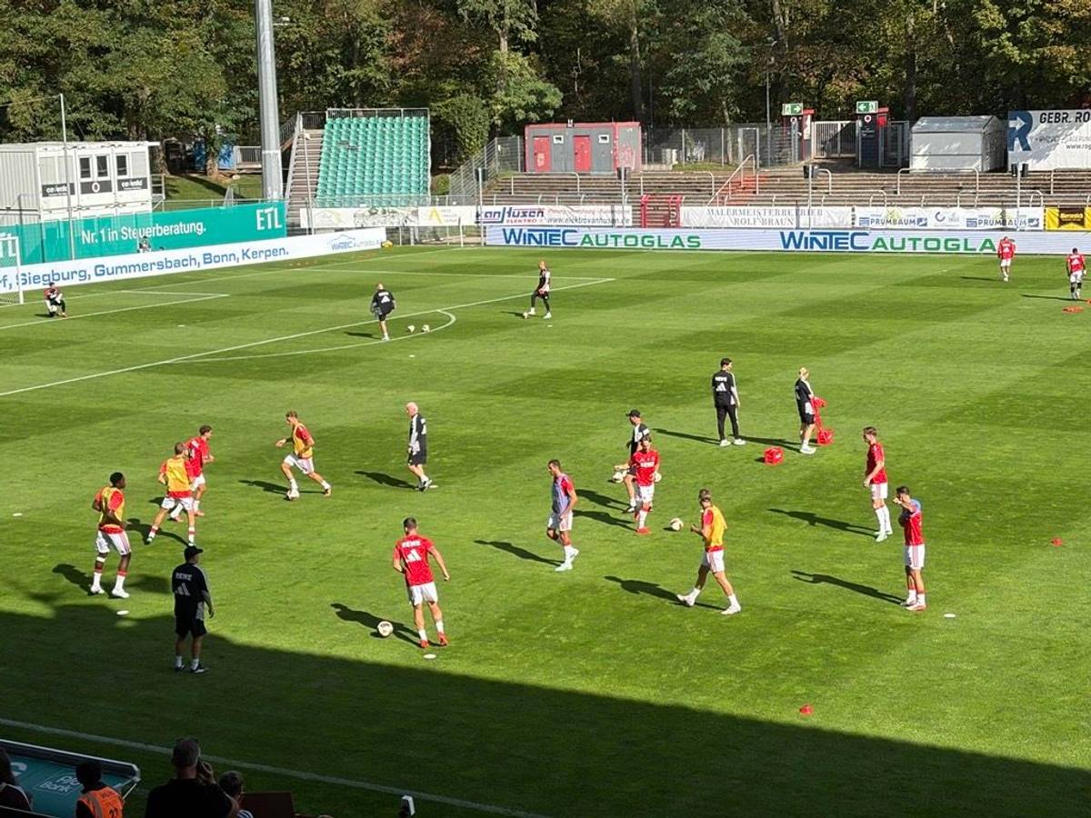 Die FC-Profis machen sich im Sportpark Höhenberg warm.
