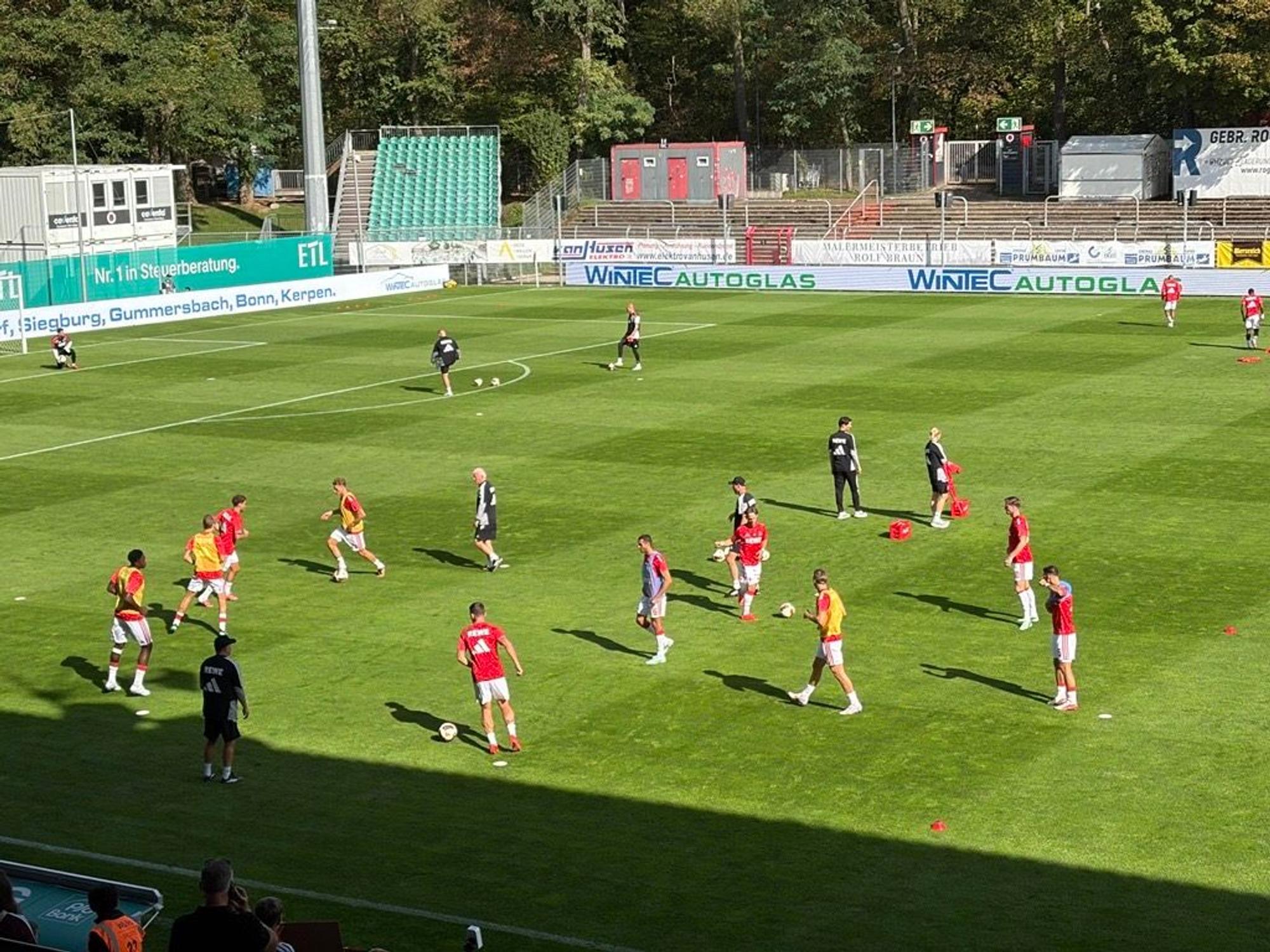 Die FC-Profis machen sich im Sportpark Höhenberg warm.