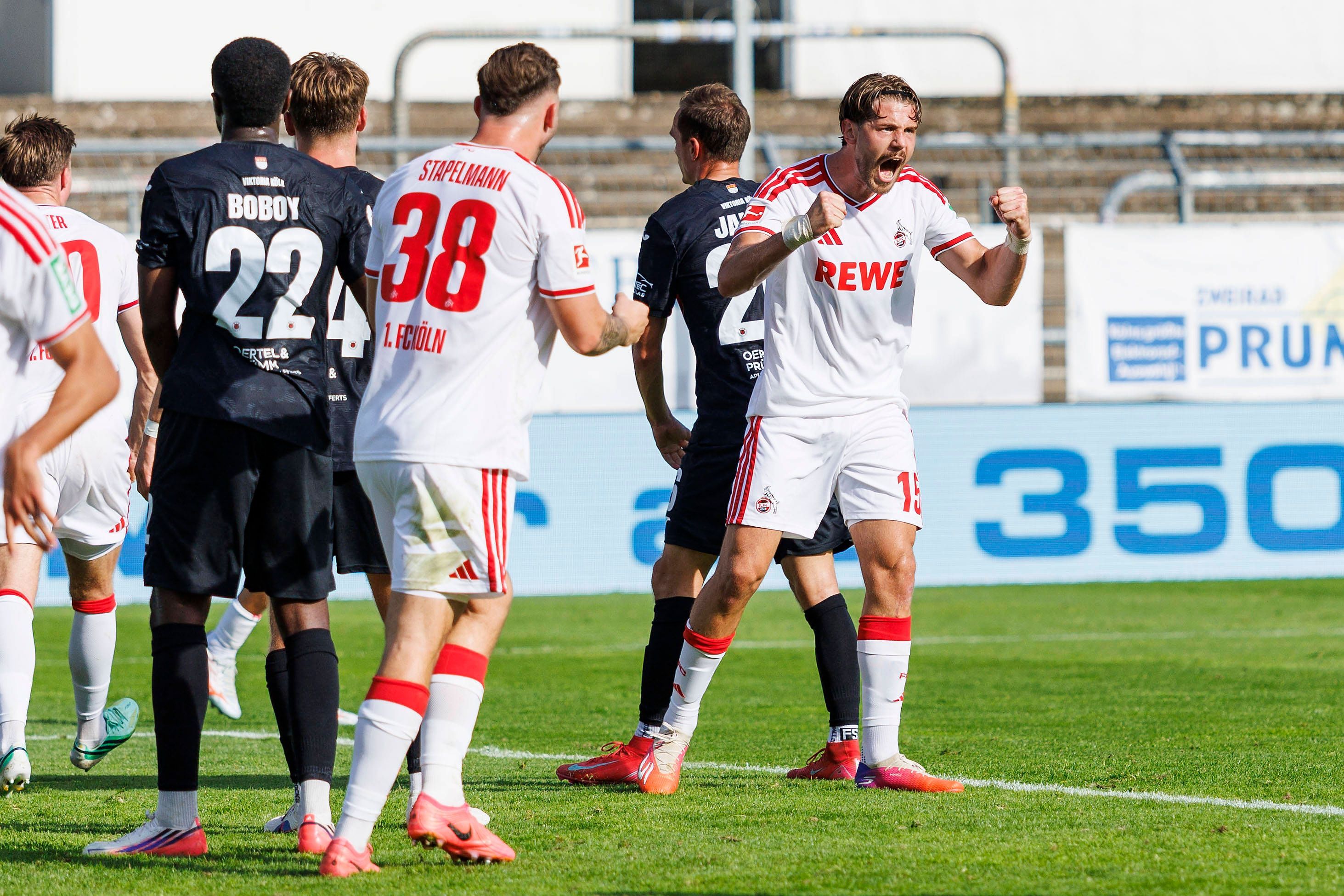 Imad Rondic (1. FC Köln) freut sich am Samstag, 3. Oktober 2026) über das 2:2 von Kollege Marius Bülter bei Viktoria Köln.
