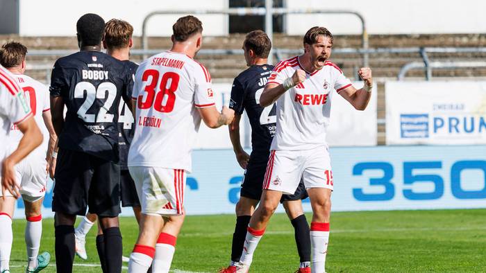 Imad Rondic (1. FC Köln) freut sich am Samstag, 3. Oktober 2026) über das 2:2 von Kollege Marius Bülter bei Viktoria Köln.