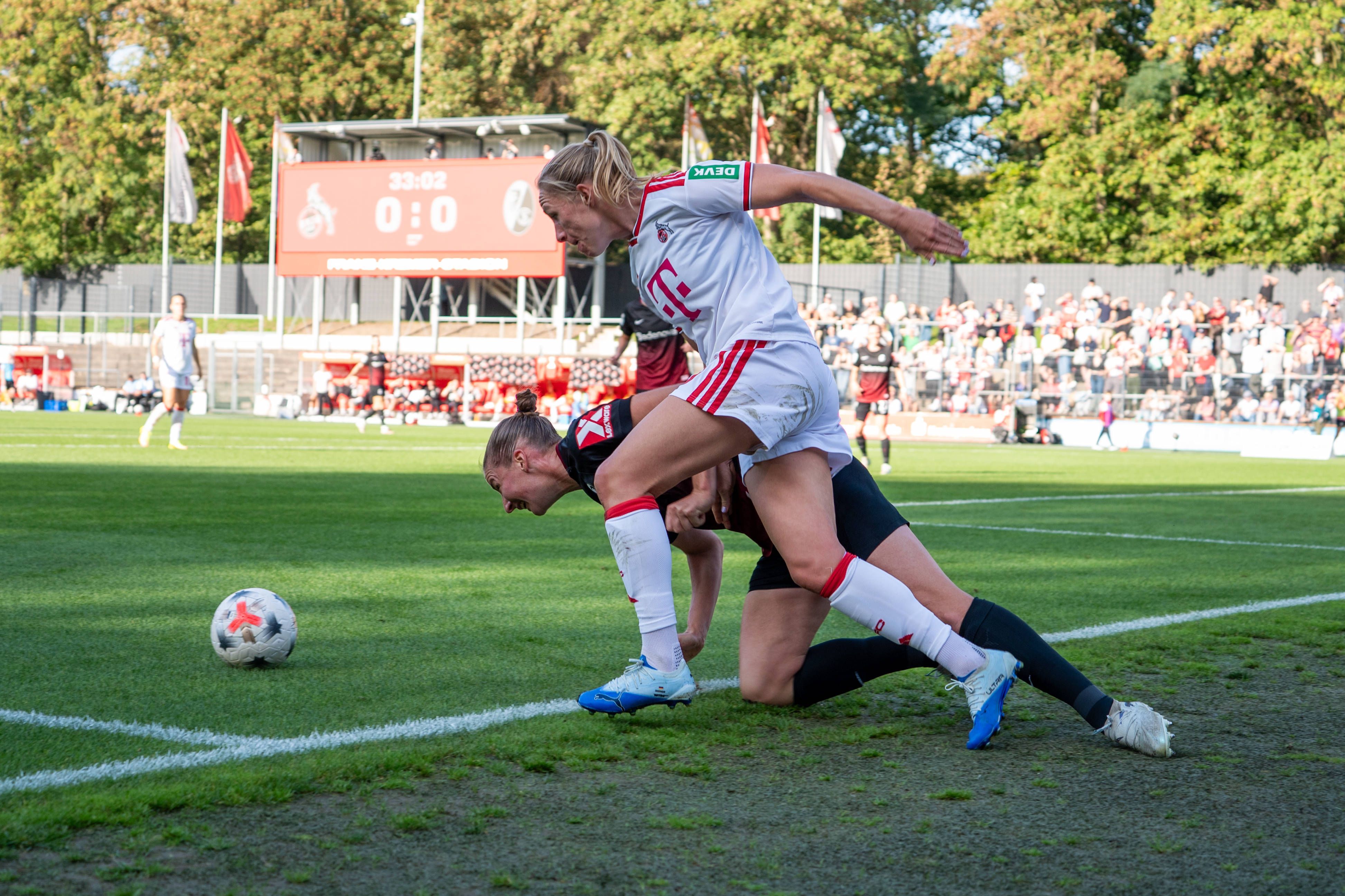 Duell um den Ball zwischen Pauline Bremer und Julia Stierli.