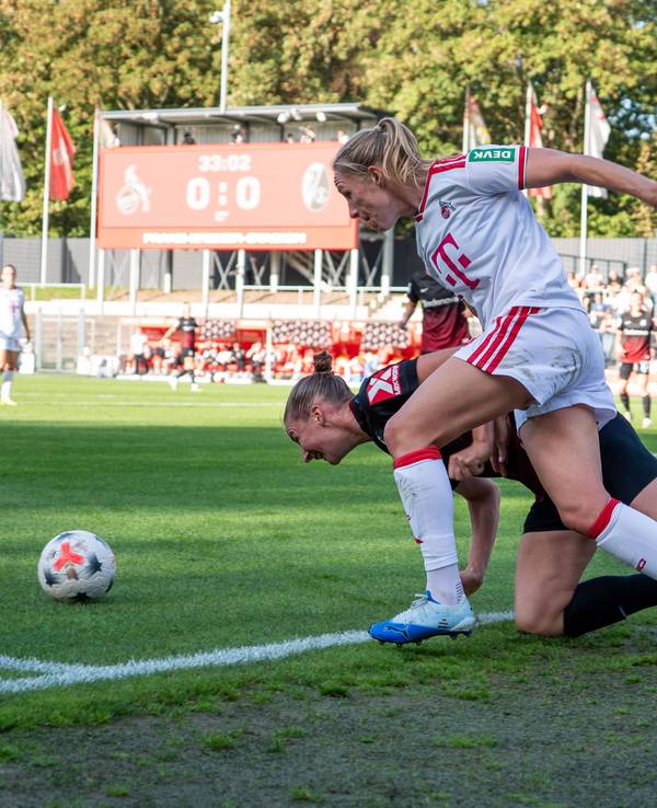 Duell um den Ball zwischen Pauline Bremer und Julia Stierli.