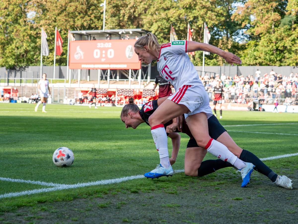 Duell um den Ball zwischen Pauline Bremer und Julia Stierli.