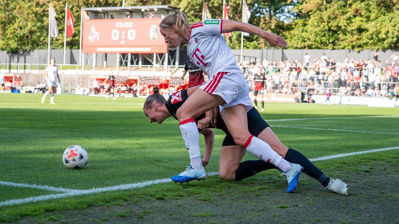 Duell um den Ball zwischen Pauline Bremer und Julia Stierli.