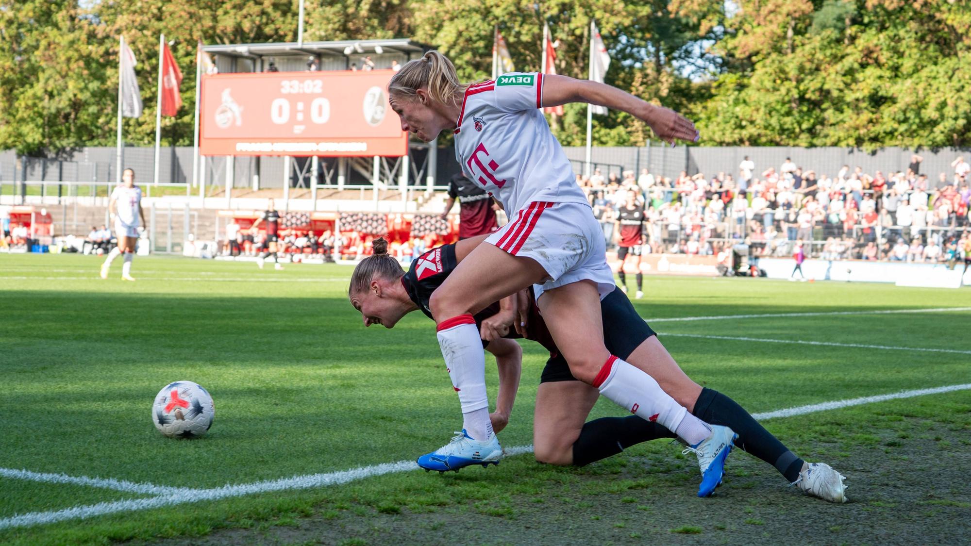 Duell um den Ball zwischen Pauline Bremer und Julia Stierli.