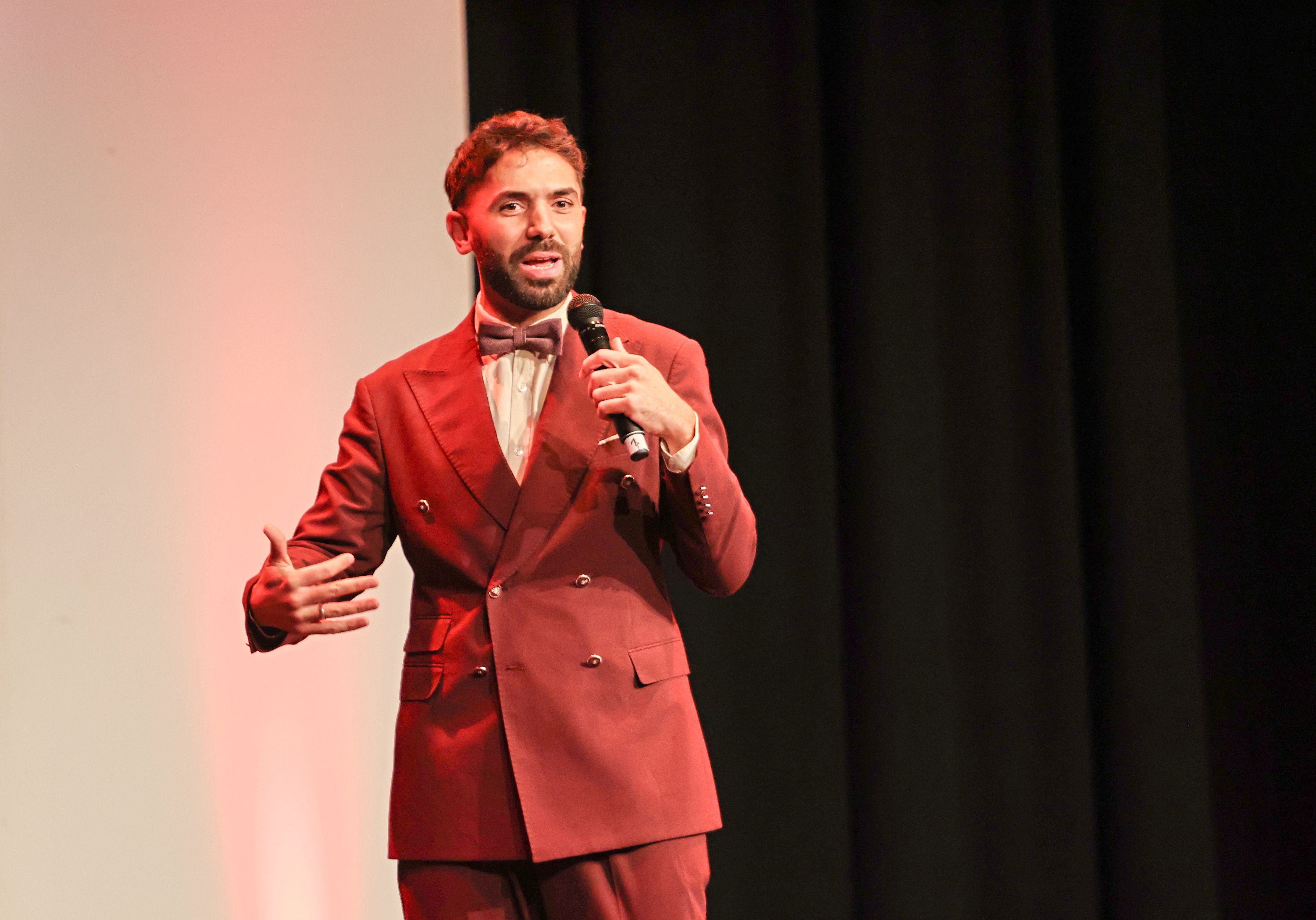 Khalid Bounuoar beim Auftritt auf der Bühne.