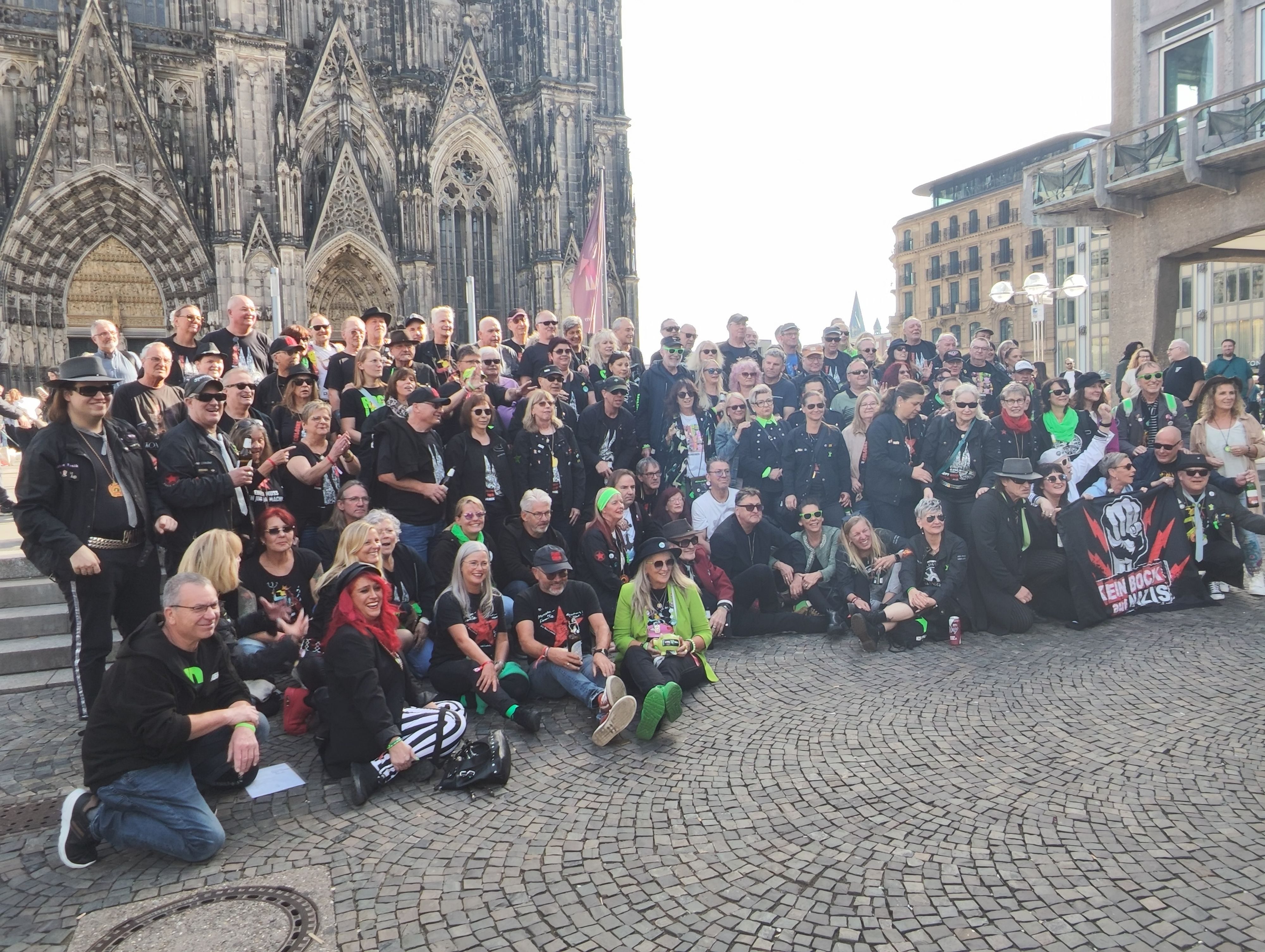 Udo-Lindenberg-Fantreffen in Köln: Vor dem Dom gab es am Samstag das große Gruppenfoto.