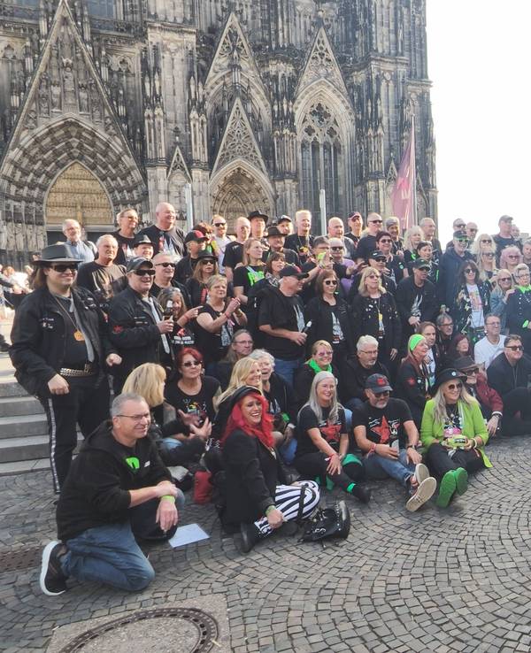 Udo-Lindenberg-Fantreffen in Köln: Vor dem Dom gab es am Samstag das große Gruppenfoto.
