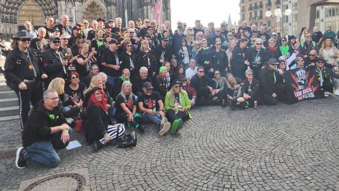 Udo-Lindenberg-Fantreffen in Köln: Vor dem Dom gab es am Samstag das große Gruppenfoto.