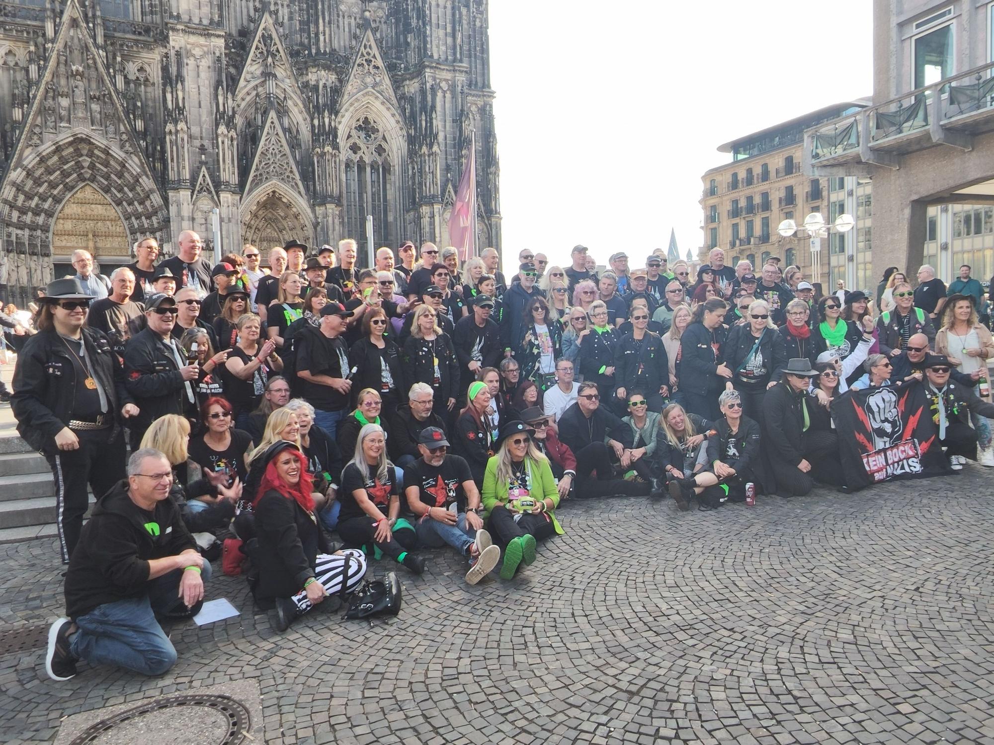 Udo-Lindenberg-Fantreffen in Köln: Vor dem Dom gab es am Samstag das große Gruppenfoto.