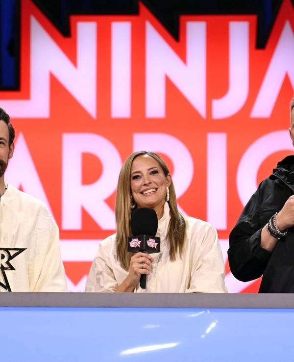 Mit „Spaß in den Backen“ und mächtig Volldampf rein in die elfte Staffel von „Ninja Warrior Germany“ (RTL): Urgestein Jan Köppen (rechts) mit seinen neuen Moderations-Kollegen Anna Fleischhauer und Wolff Fuss. (Bild: RTL/Markus Hertrich)