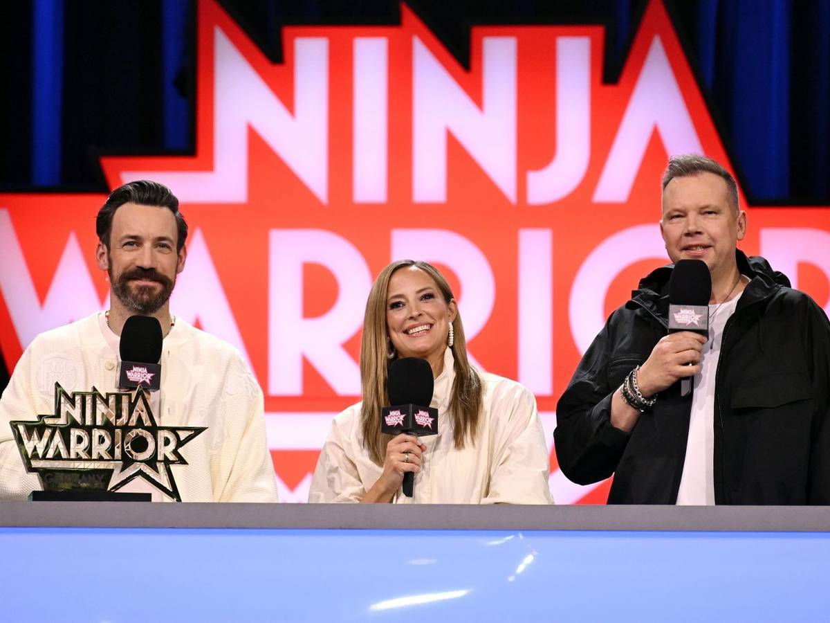Mit „Spaß in den Backen“ und mächtig Volldampf rein in die elfte Staffel von „Ninja Warrior Germany“ (RTL): Urgestein Jan Köppen (rechts) mit seinen neuen Moderations-Kollegen Anna Fleischhauer und Wolff Fuss. (Bild: RTL/Markus Hertrich)