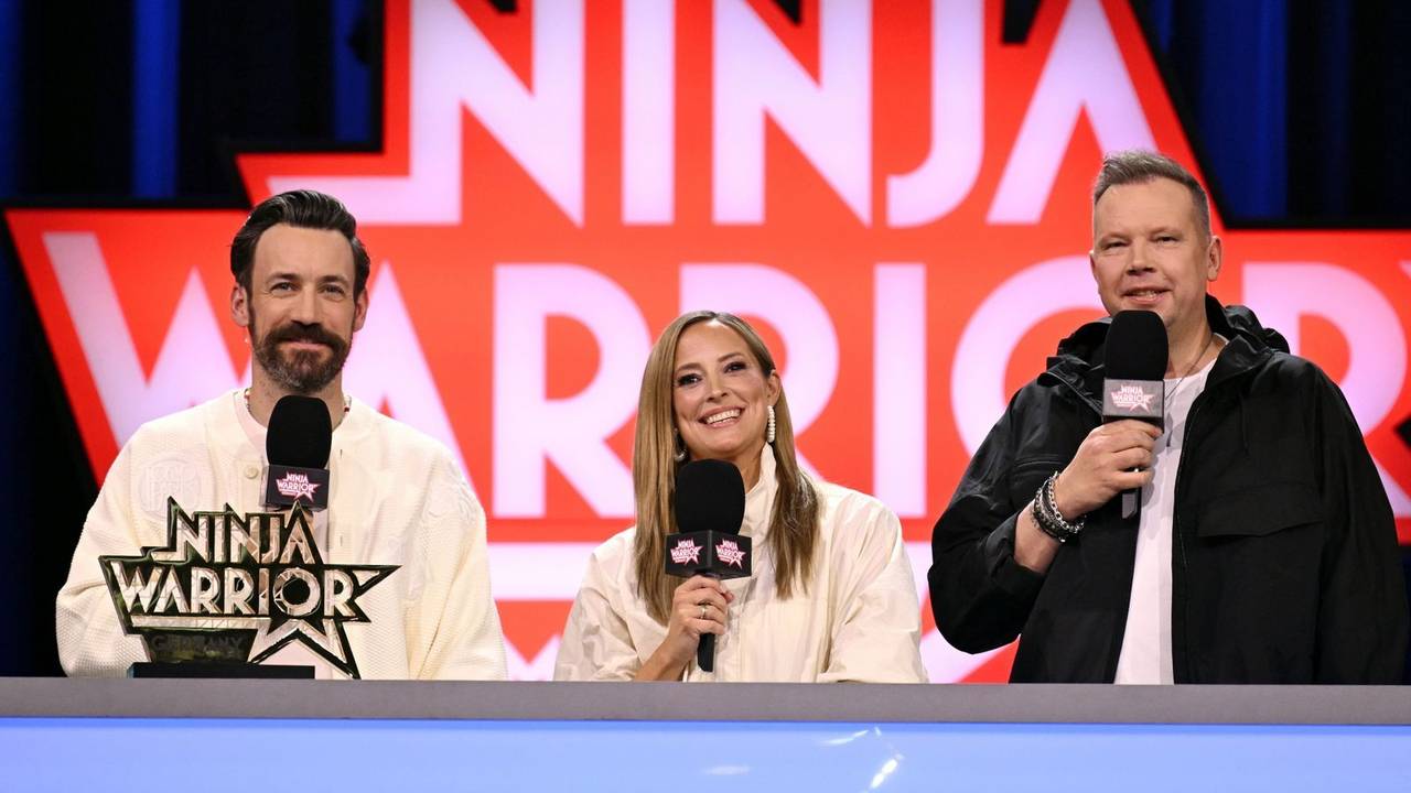 Mit „Spaß in den Backen“ und mächtig Volldampf rein in die elfte Staffel von „Ninja Warrior Germany“ (RTL): Urgestein Jan Köppen (rechts) mit seinen neuen Moderations-Kollegen Anna Fleischhauer und Wolff Fuss. (Bild: RTL/Markus Hertrich)