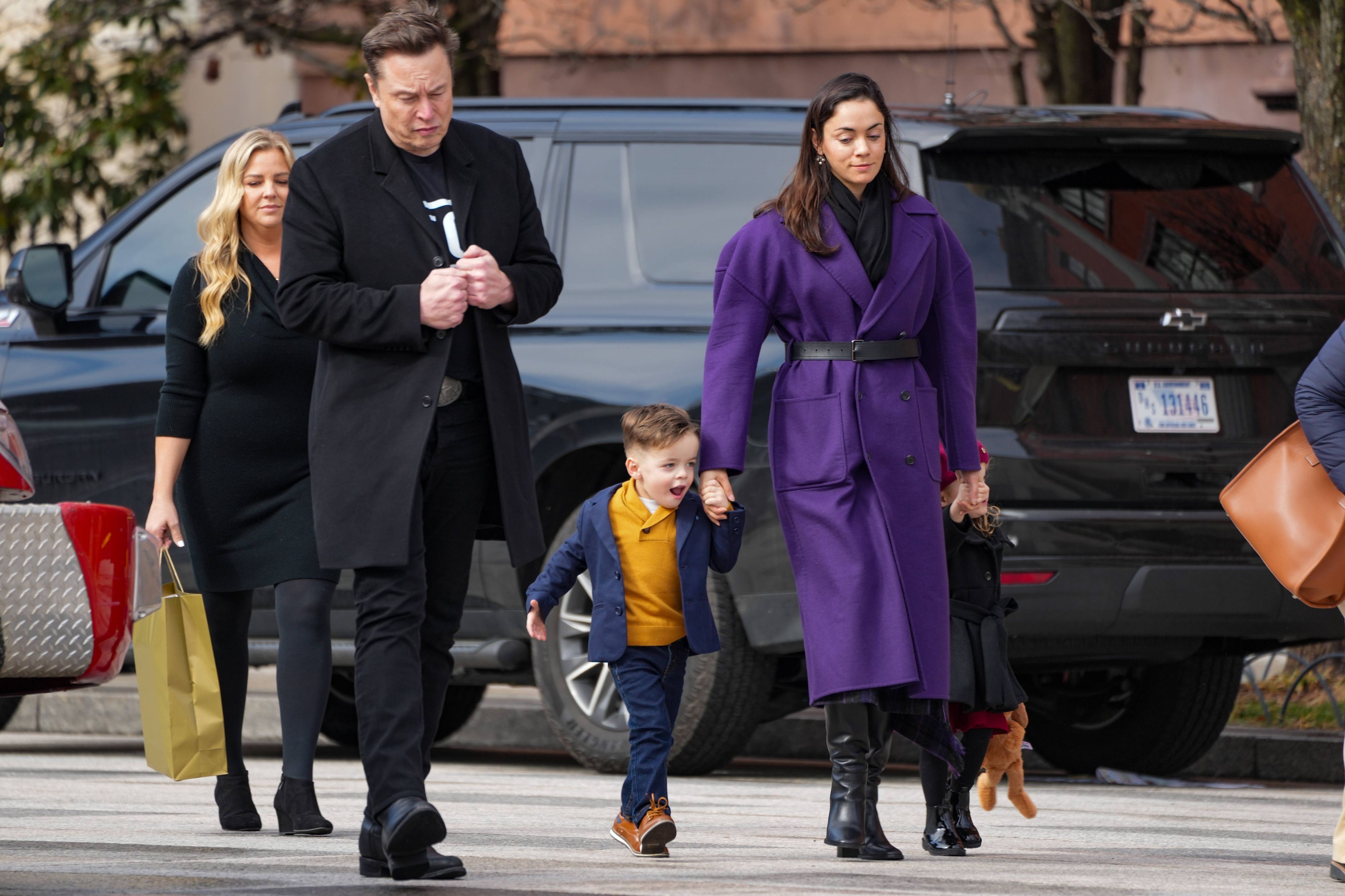 Elon Musk im Februar 2025 mit Shivon Zilis und den gemeinsamen Kindern Strider und Azure
