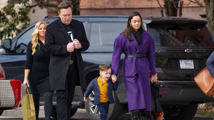 Elon Musk im Februar 2025 mit Shivon Zilis und den gemeinsamen Kindern Strider und Azure