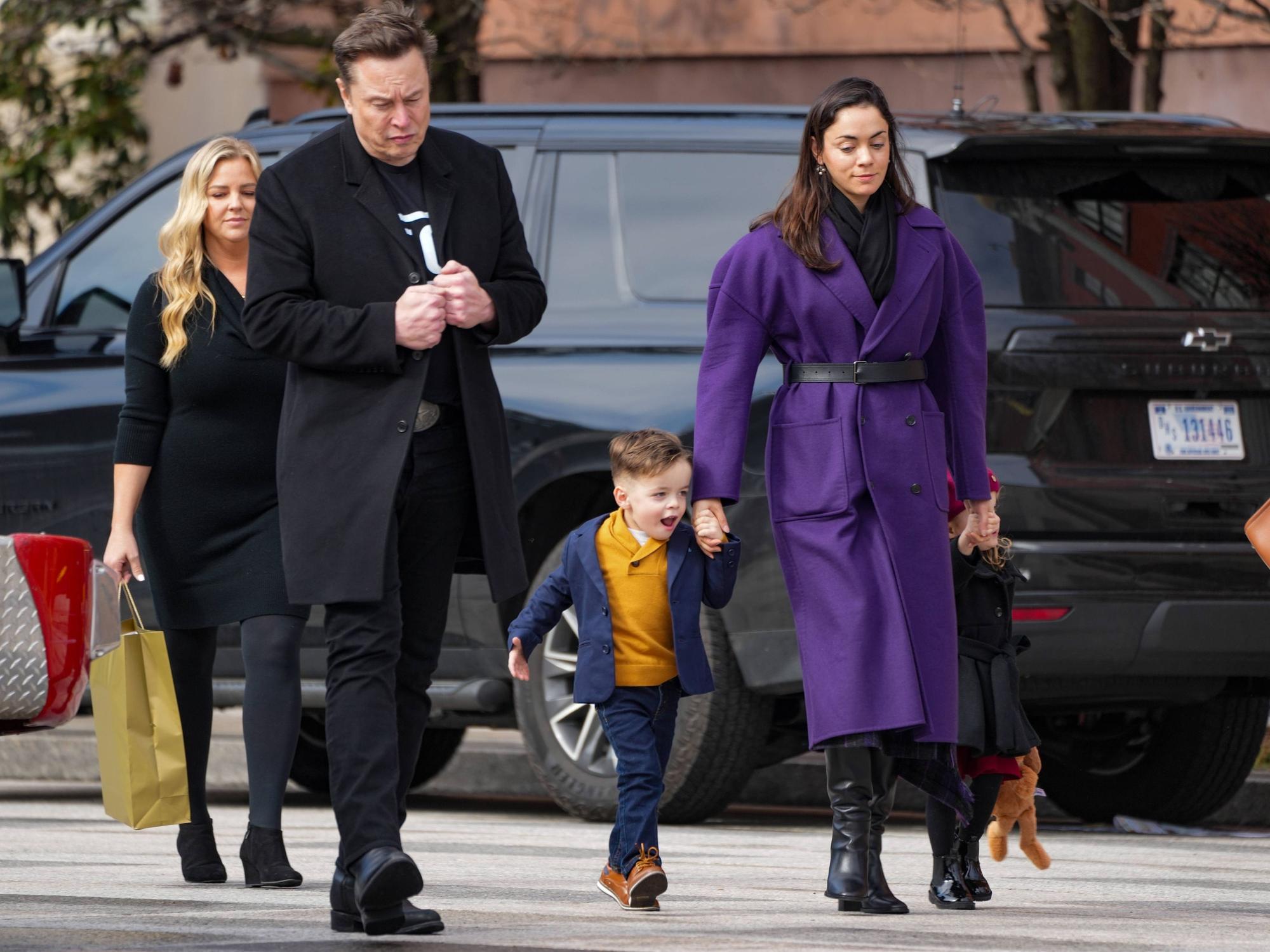 Elon Musk im Februar 2025 mit Shivon Zilis und den gemeinsamen Kindern Strider und Azure