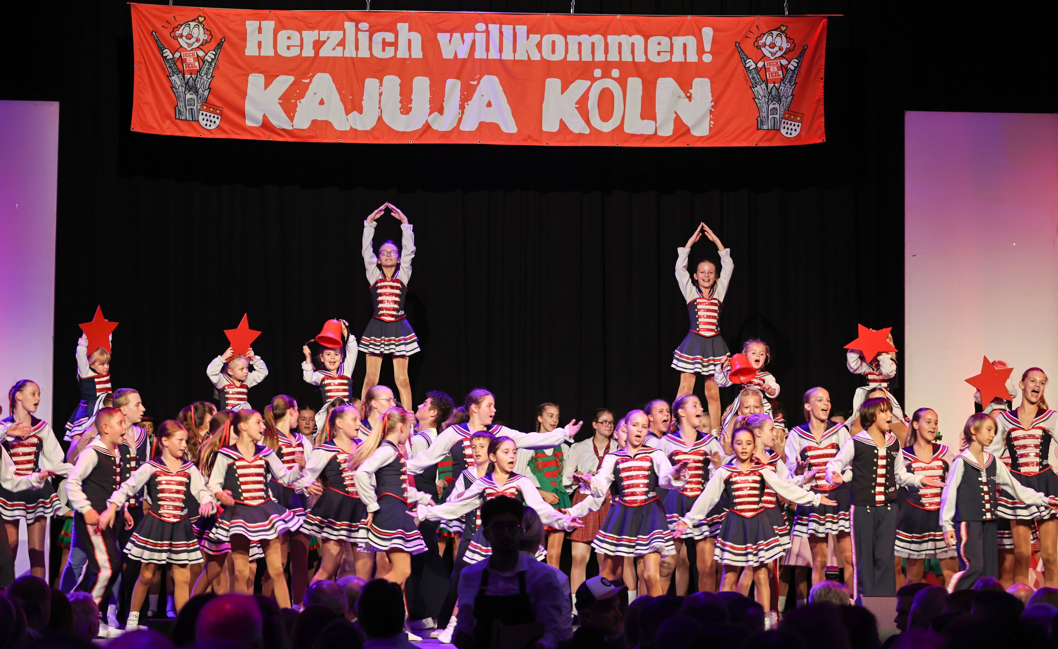 Aufführung der Kinder- und Jugendtanzgruppe Rheinmatrosen Minis.