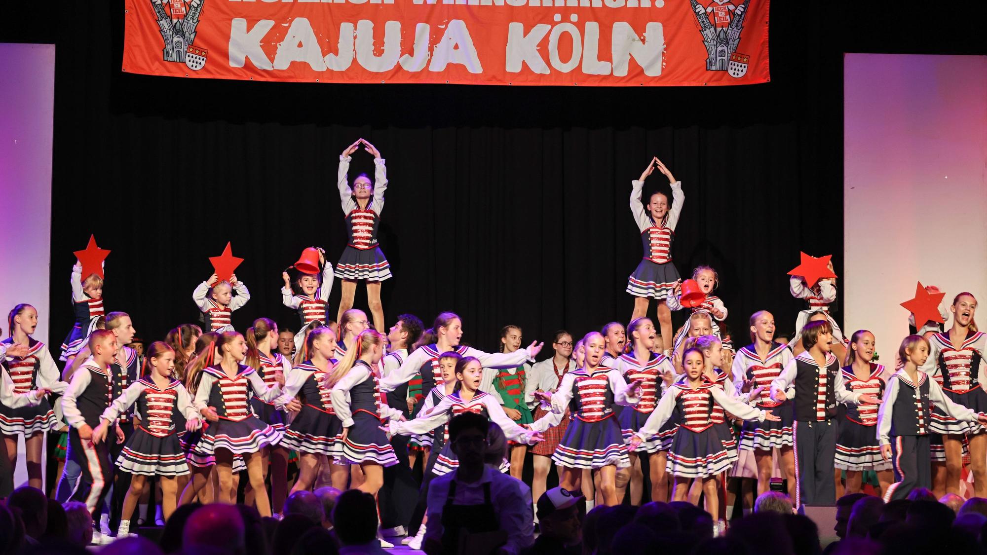 Aufführung der Kinder- und Jugendtanzgruppe Rheinmatrosen Minis.