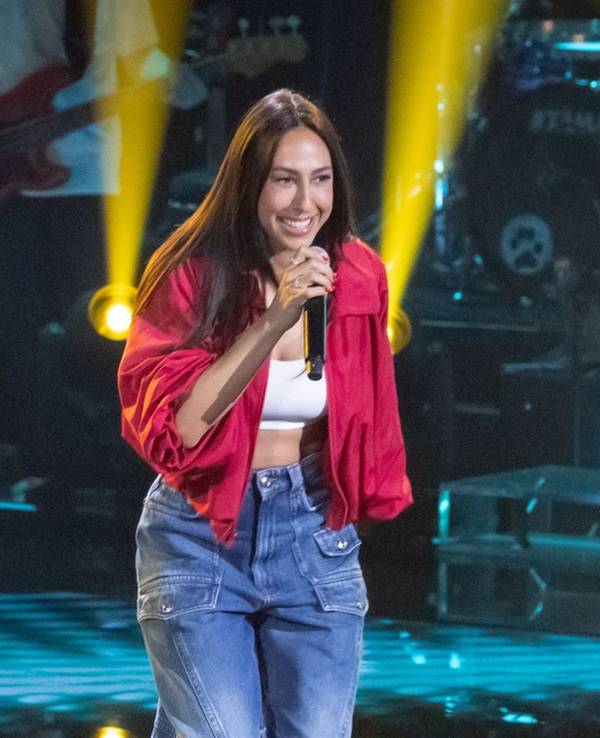 Moderatorin Melissa Khalaj überraschte die Coaches bei „The Voice of Germany“ mit einer Blind Audition der besonderen Art. (Bild: Joyn / Claudius Pflug)