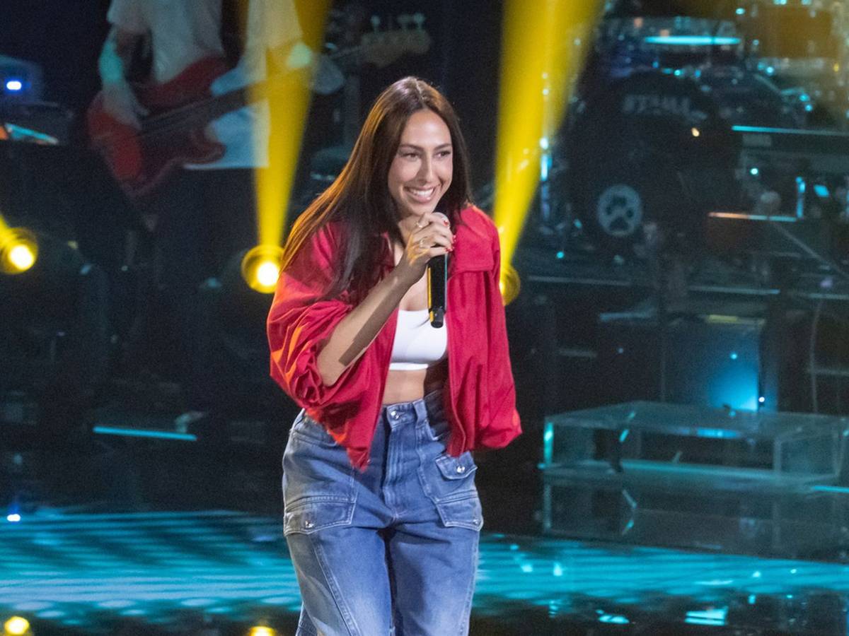 Moderatorin Melissa Khalaj überraschte die Coaches bei „The Voice of Germany“ mit einer Blind Audition der besonderen Art. (Bild: Joyn / Claudius Pflug)