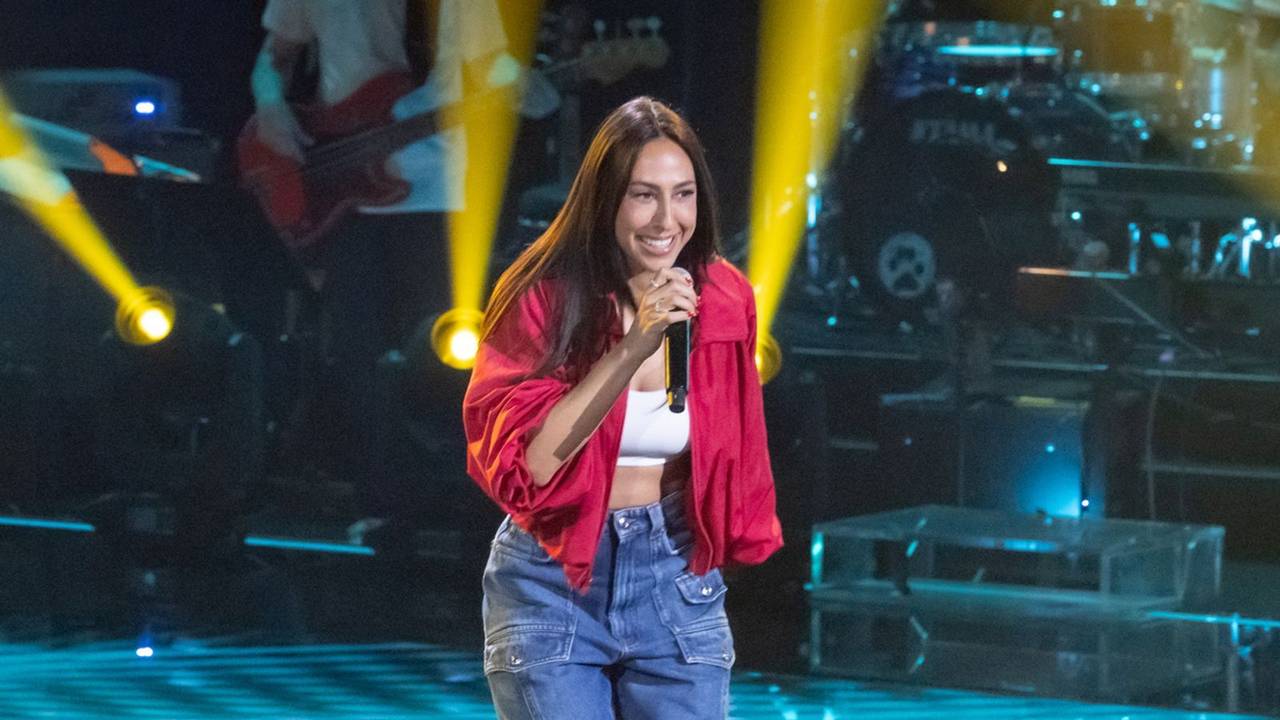 Moderatorin Melissa Khalaj überraschte die Coaches bei „The Voice of Germany“ mit einer Blind Audition der besonderen Art. (Bild: Joyn / Claudius Pflug)