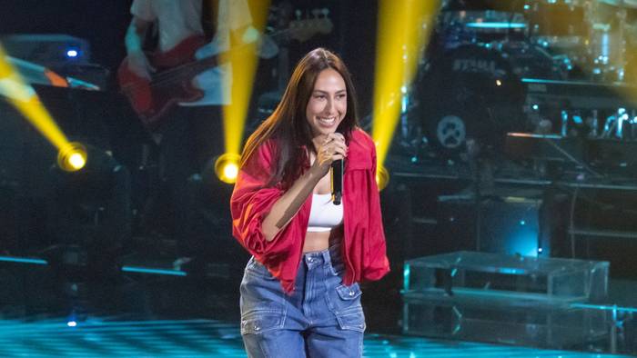 Moderatorin Melissa Khalaj überraschte die Coaches bei „The Voice of Germany“ mit einer Blind Audition der besonderen Art. (Bild: Joyn / Claudius Pflug)