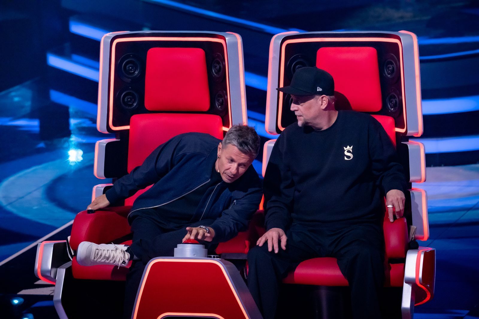Bei Marvin Hollederer mussten Michi Beck (links) und Smudo (rechts) ganz genau hinhören. (Bild: Joyn / Claudius Pflug)