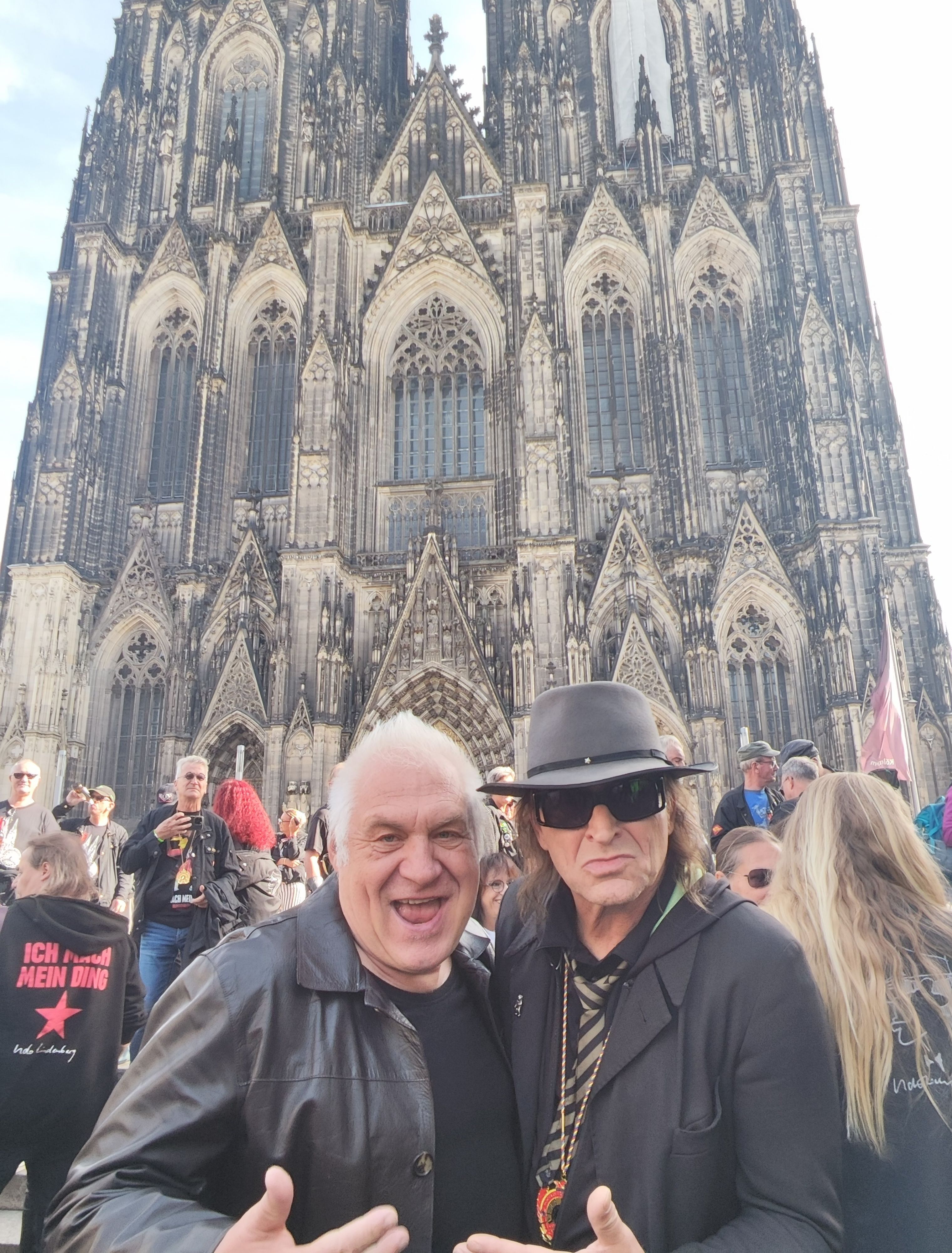 Fast wie das Original: Kalle Gerigk (links) mit einem Lindenberg-Double vor dem Dom.