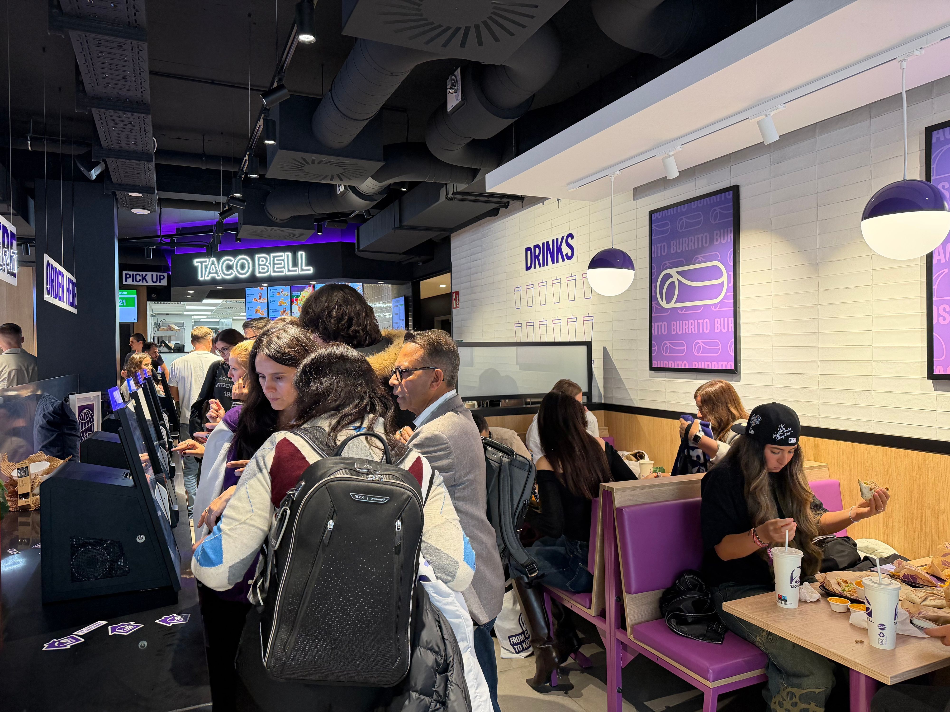 Zahlreiche Kölnerinnen und Kölner wollten beim Start von Taco Bell dabei sein.
