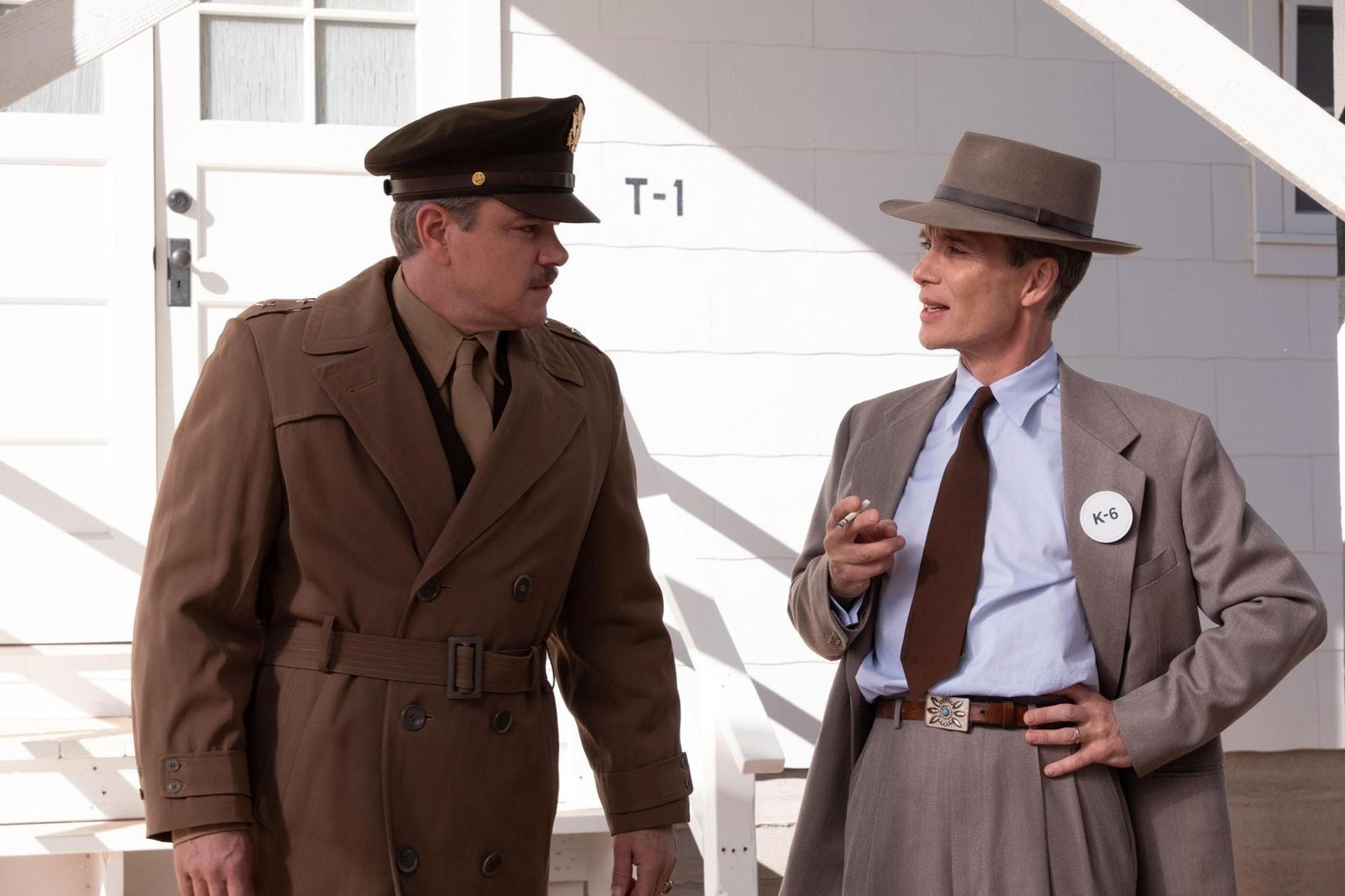 Die zwei wichtigsten Männer in Los Alamos: Für die militärische Leitung ist Leslie R. Groves (Matt Damon, links) zuständig, für die Entwicklung der Bombe federführend J. Robert Oppenheimer. (Bild: 2023 Universal Studios)