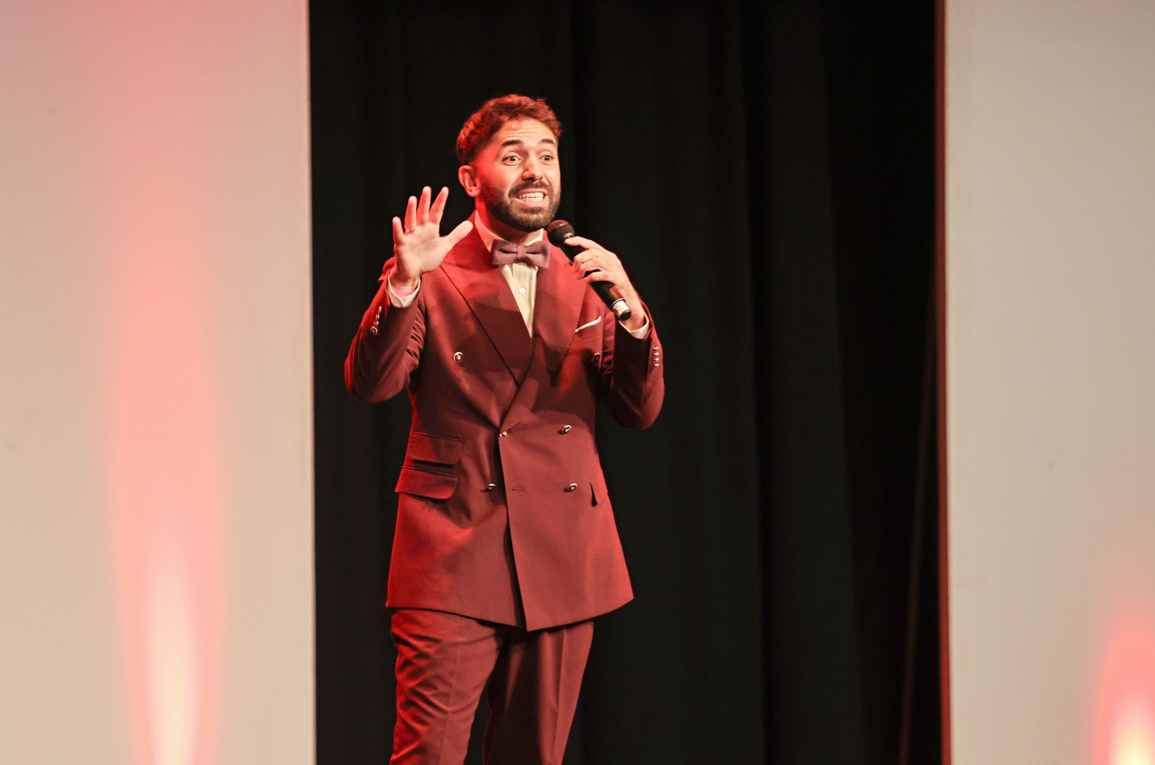 Redner Khalid Bounuoar steht auf der Bühne.