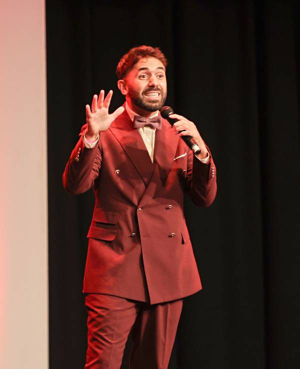 Redner Khalid Bounuoar steht auf der Bühne.